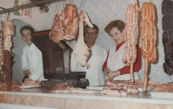 José Gómez Vayá con 16 años, José Gómez José y Pepita Vayá (en la Carnicería) - año 1981